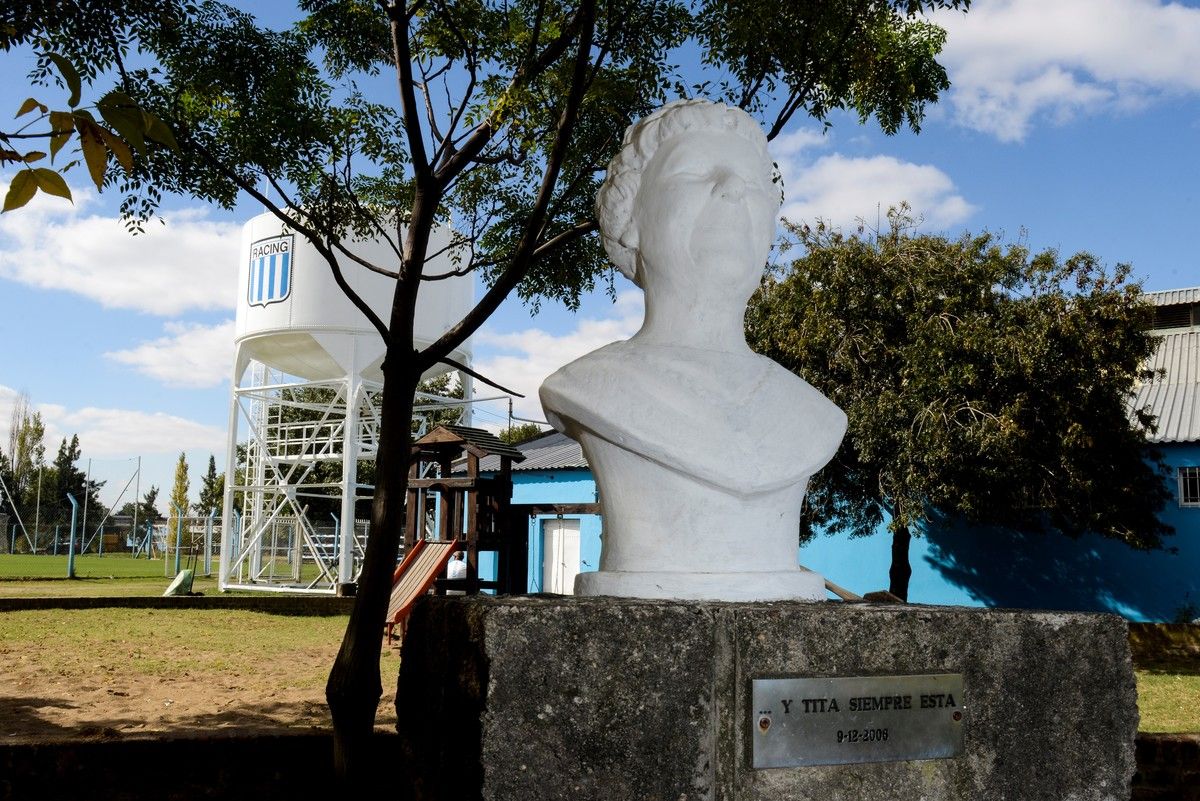 Busto en homenaje a Tita Mattiussi, la mamá de Racing, en su predio | Fuente: Racing Club